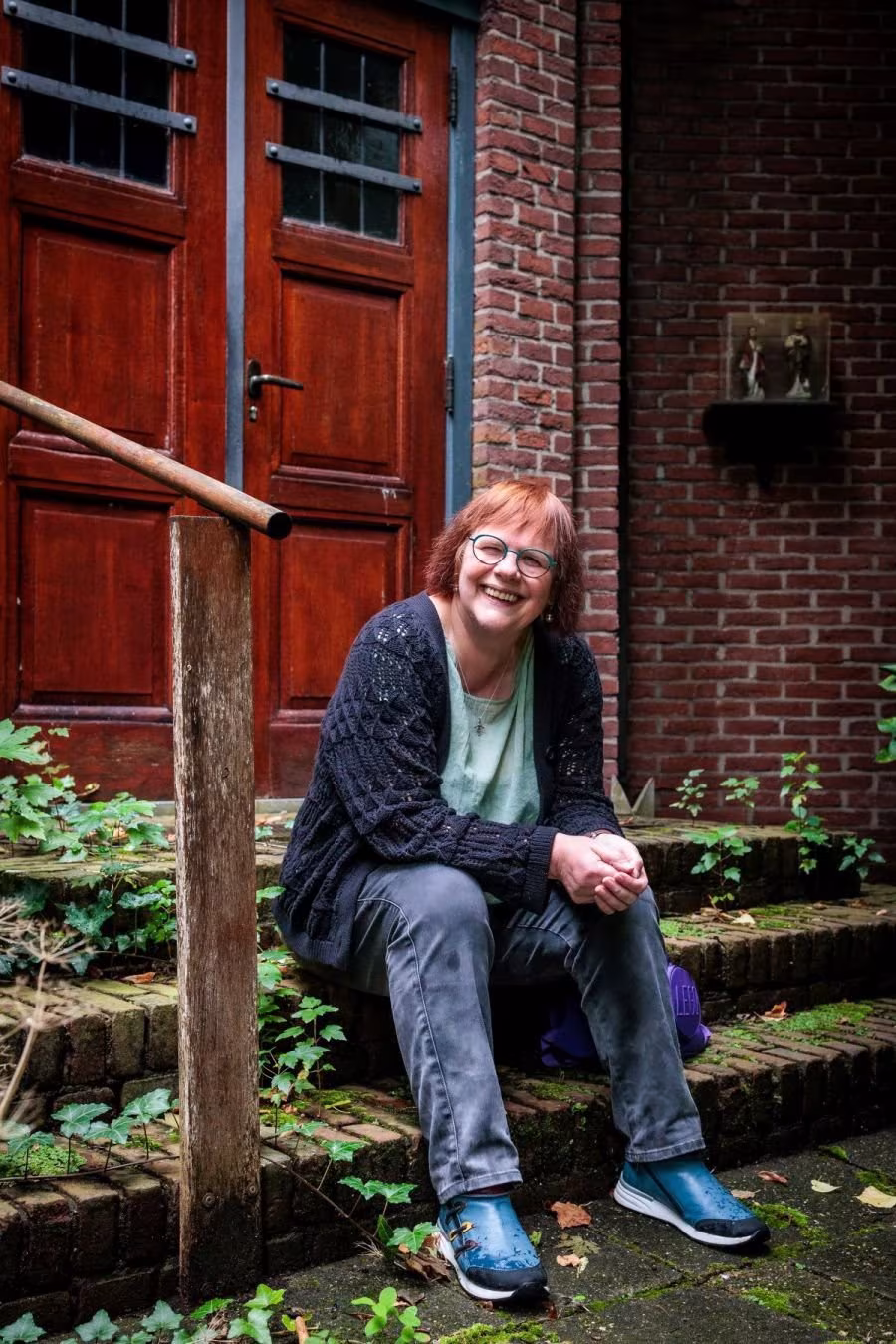 ik zit op de trappen voor een deur.