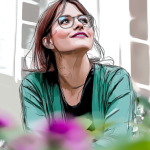 Vrouw, brildragend en rood haar kijkt omhoog.